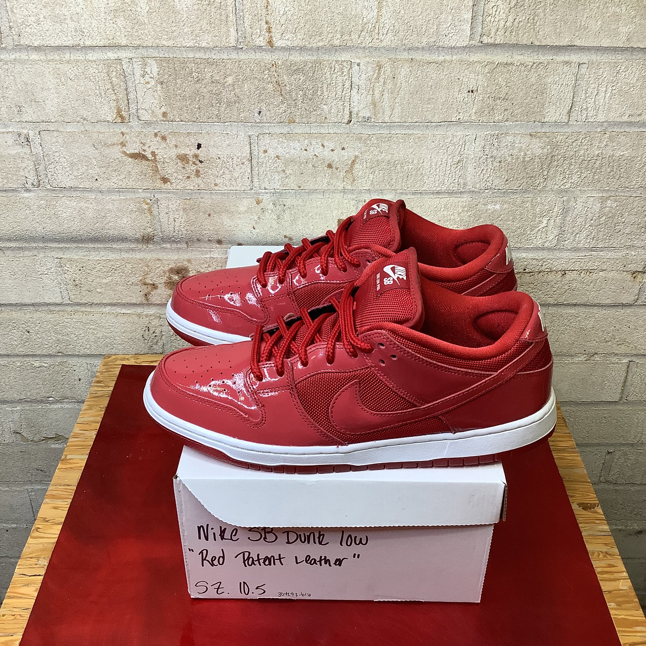 NIKE SB DUNK LOW RED PATENT LEATHER SIZE 10.5 304292-616