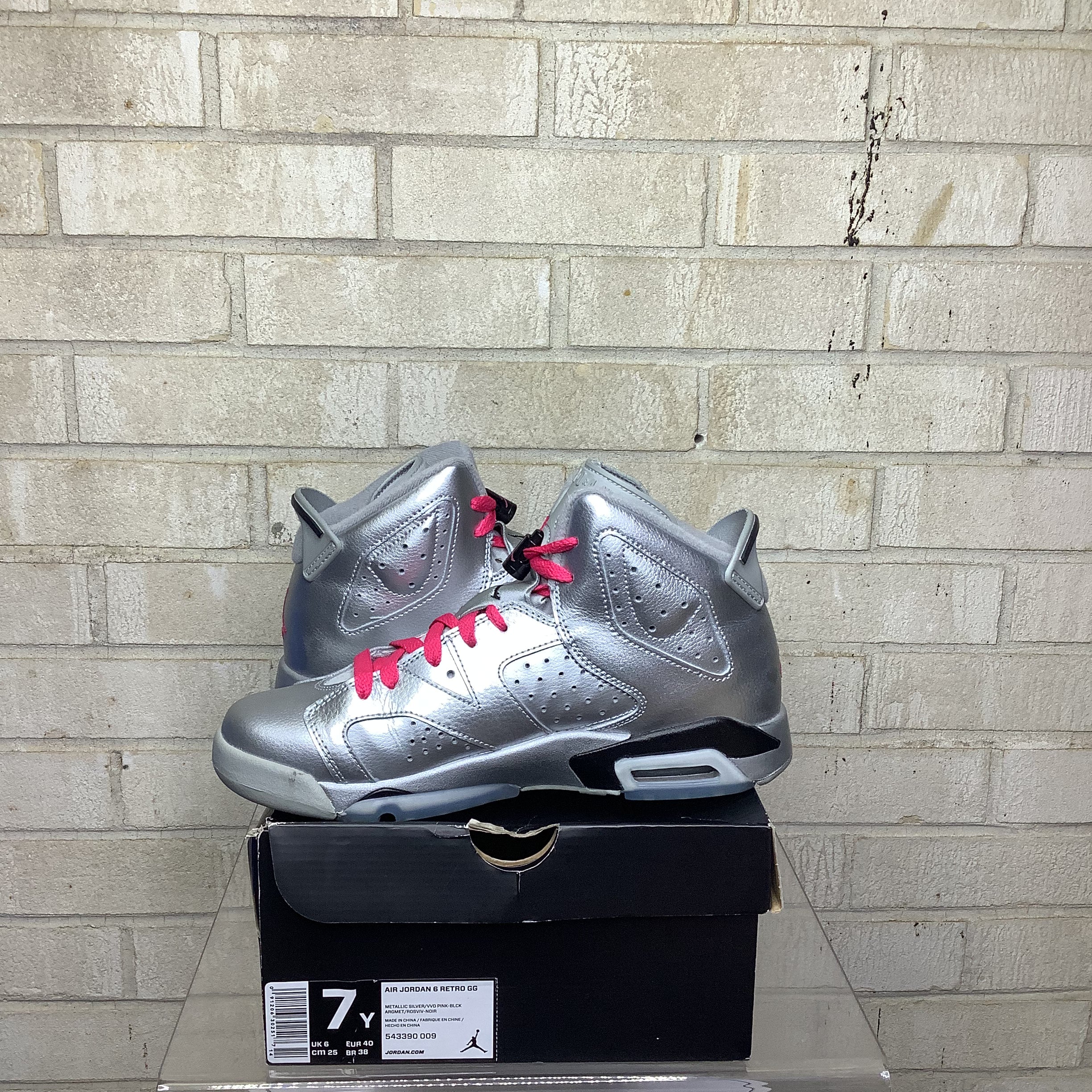 AIR JORDAN 6 VALENTINES DAY SIZE 7Y 543390-009