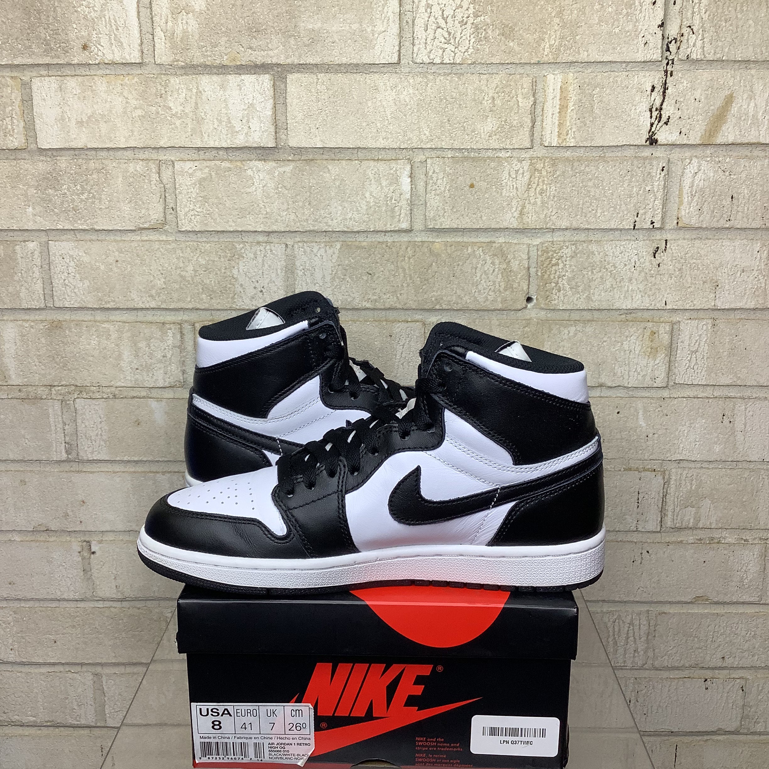 AIR JORDAN 1 BLACK WHITE SIZE 8 555088-010