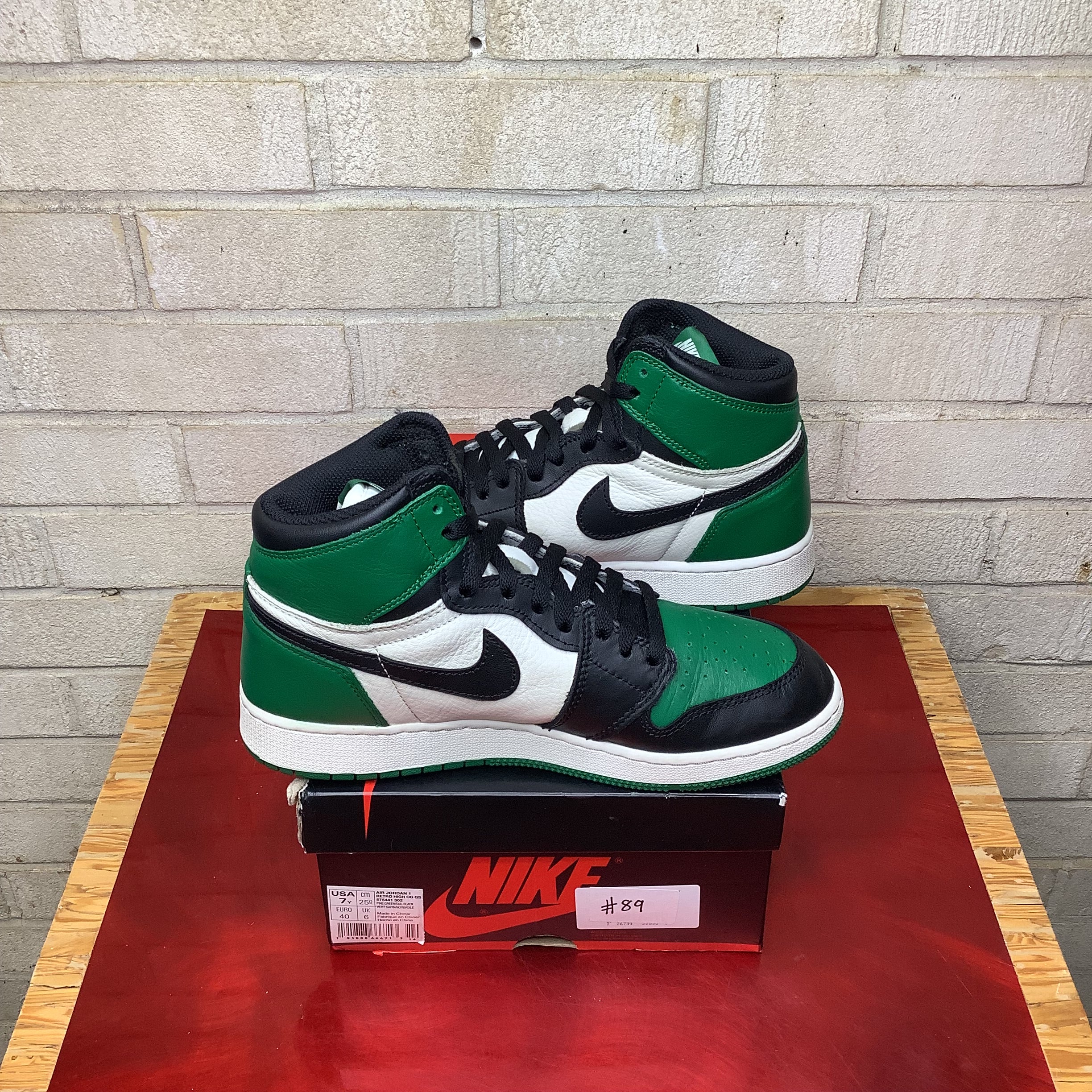 AIR JORDAN 1 PINE GREEN SIZE 7 575441-302