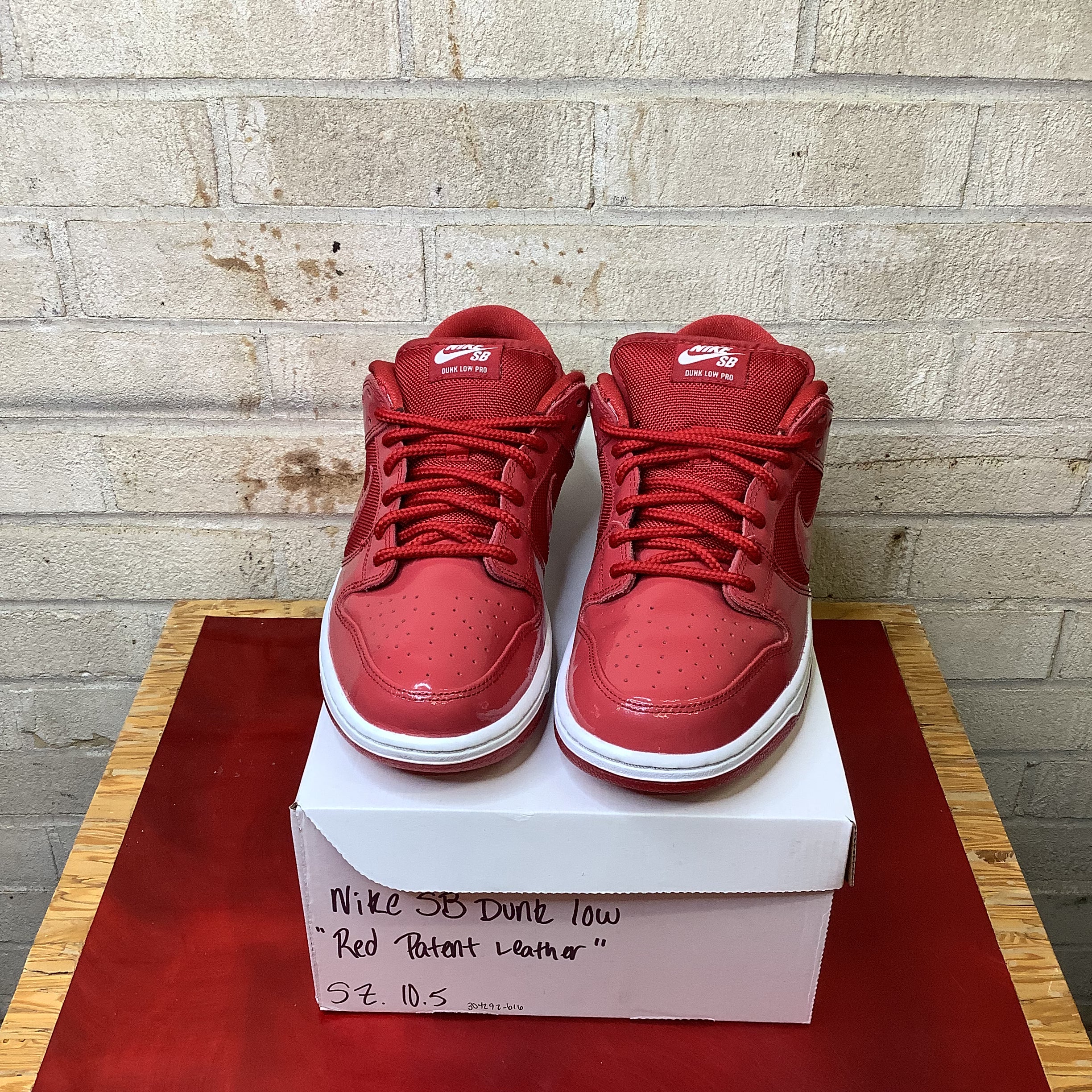 NIKE SB DUNK LOW RED PATENT LEATHER SIZE 10.5 304292-616