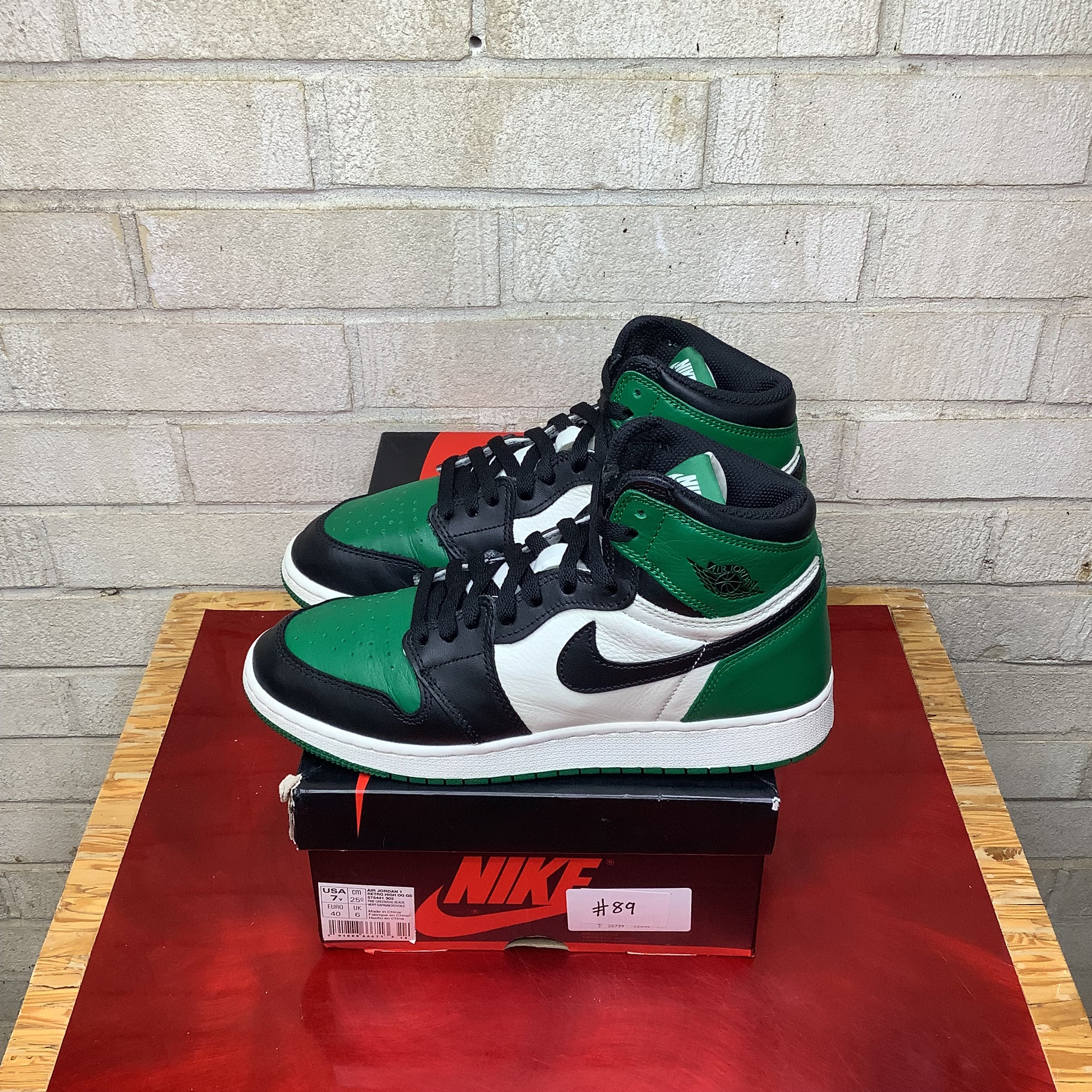 AIR JORDAN 1 PINE GREEN SIZE 7 575441-302