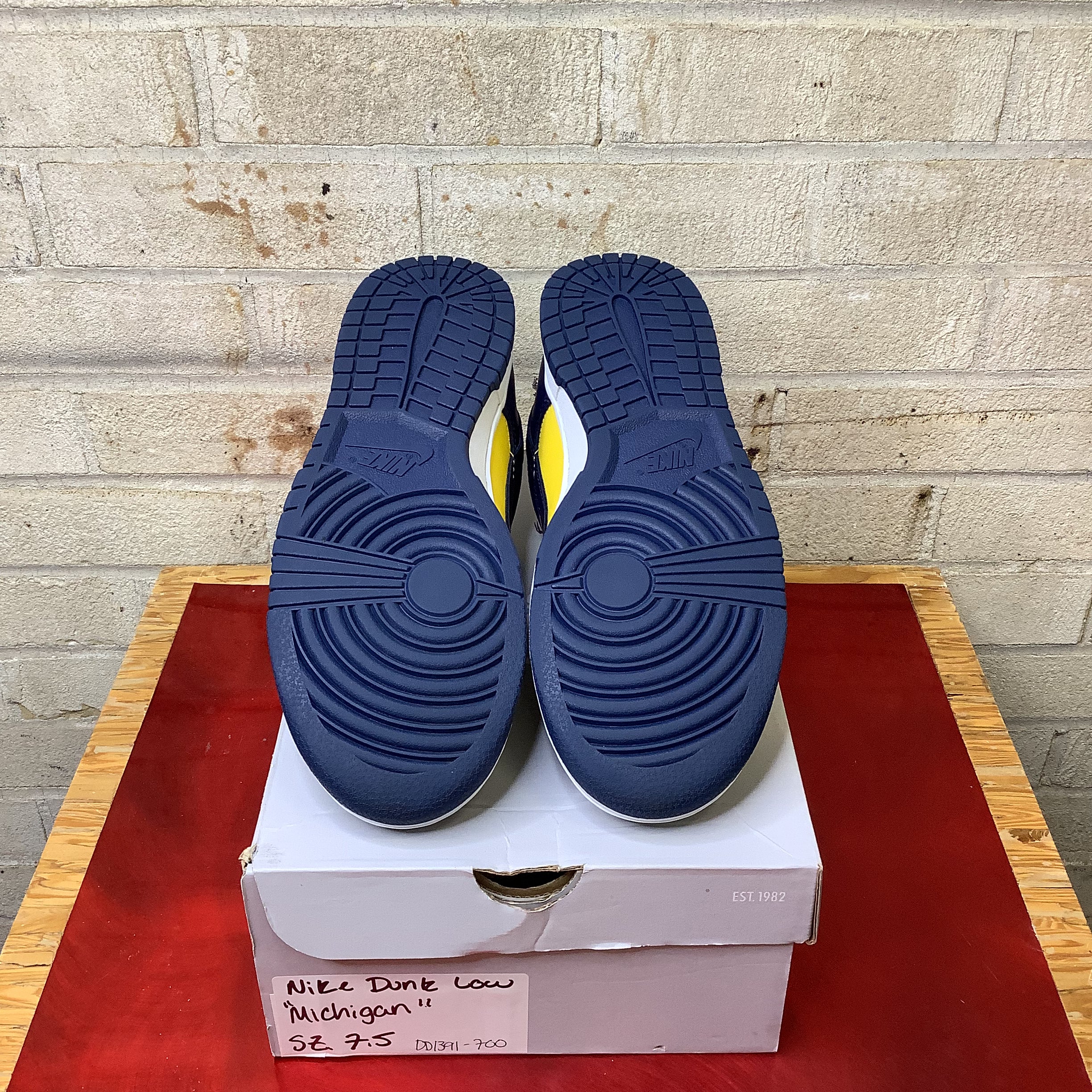 NIKE DUNK LOW MICHIGAN SIZE 7.5 DD1391-700