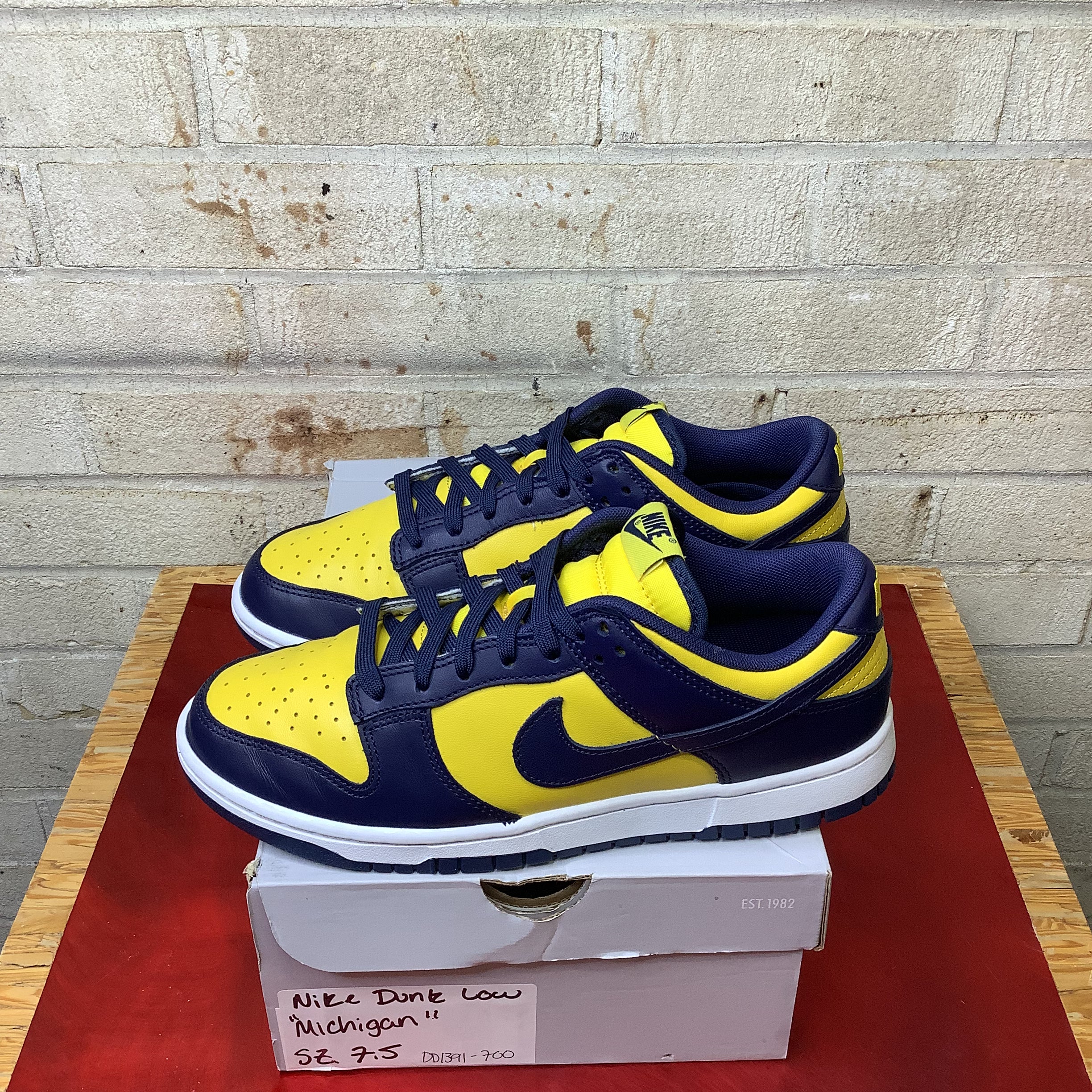 NIKE DUNK LOW MICHIGAN SIZE 7.5 DD1391-700