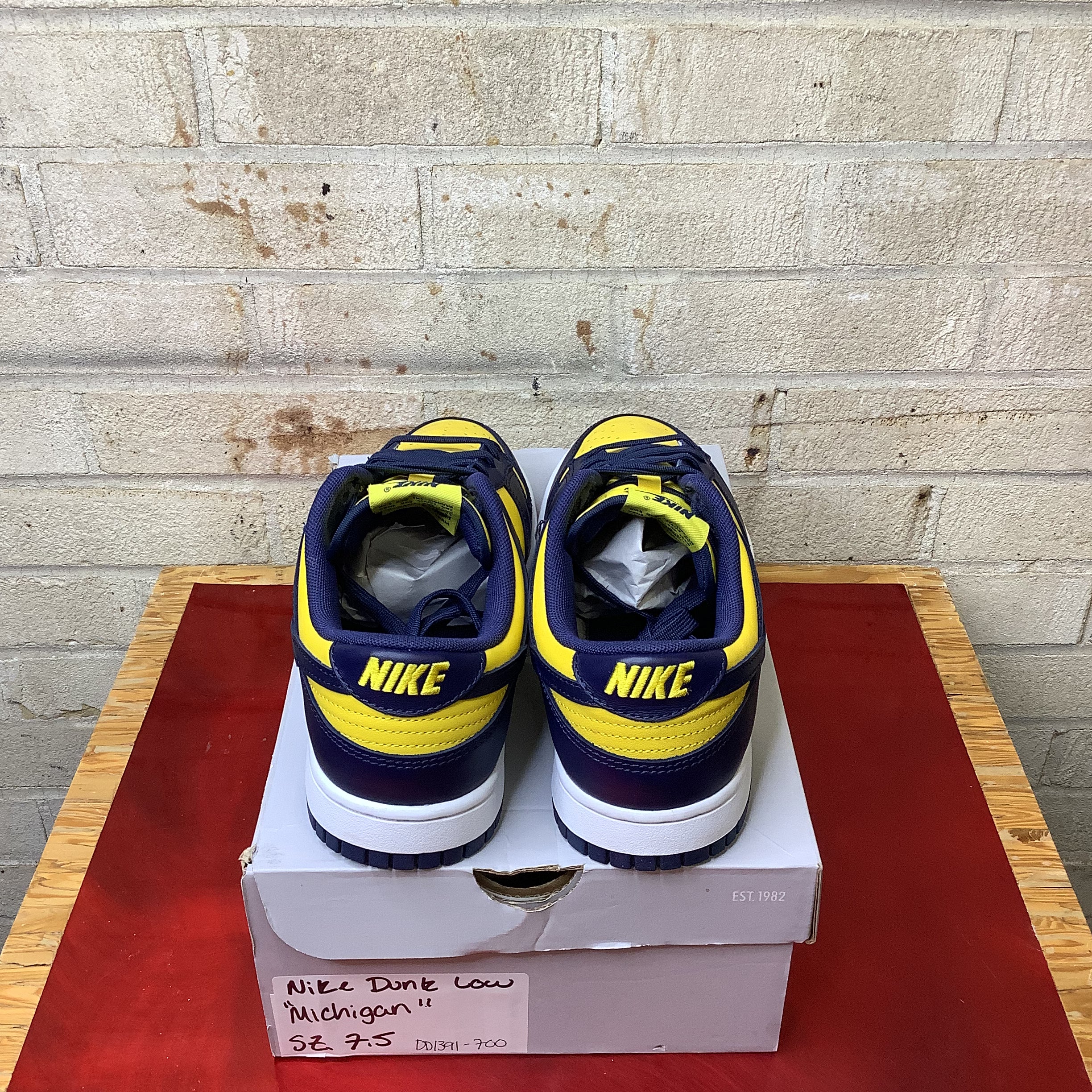 NIKE DUNK LOW MICHIGAN SIZE 7.5 DD1391-700