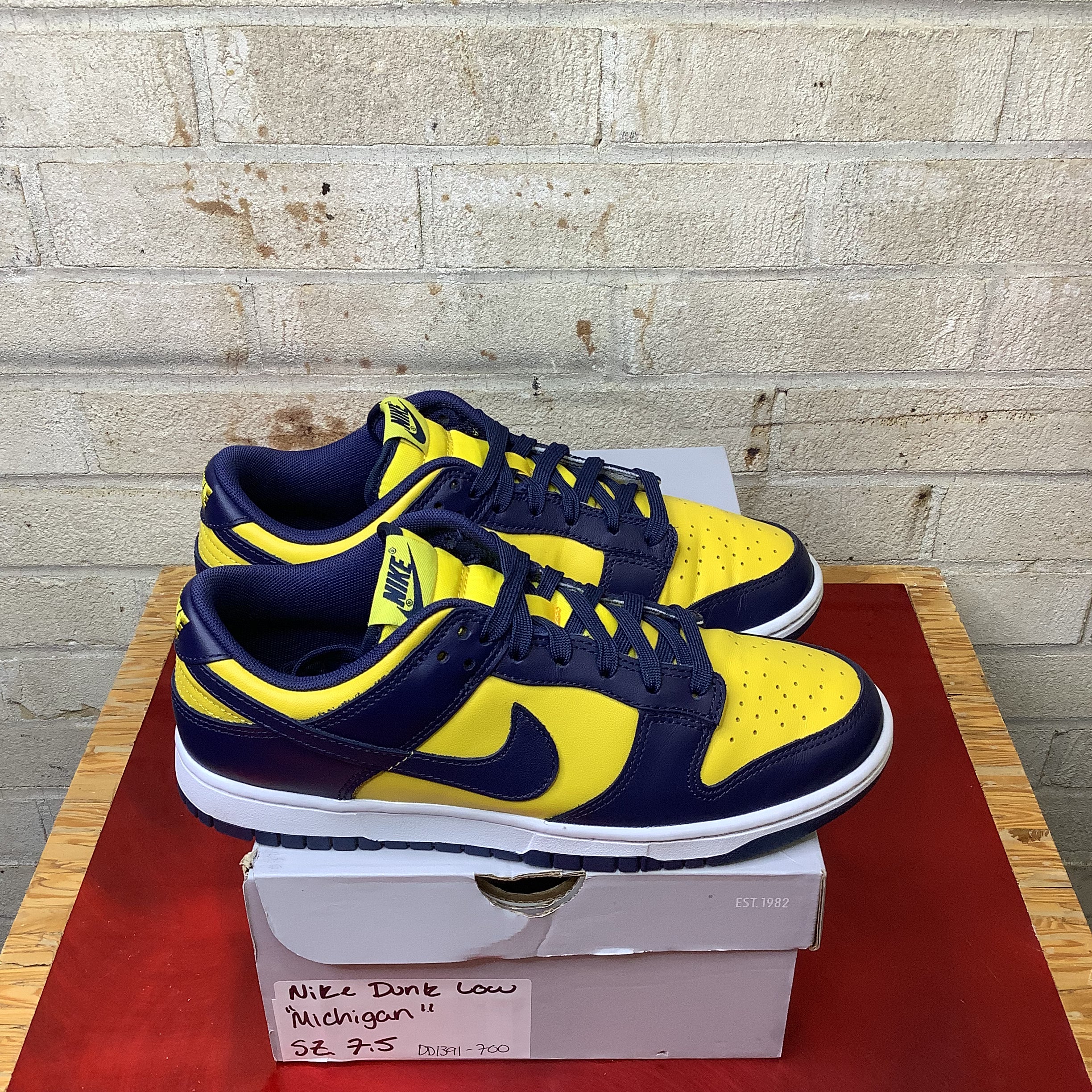 NIKE DUNK LOW MICHIGAN SIZE 7.5 DD1391-700