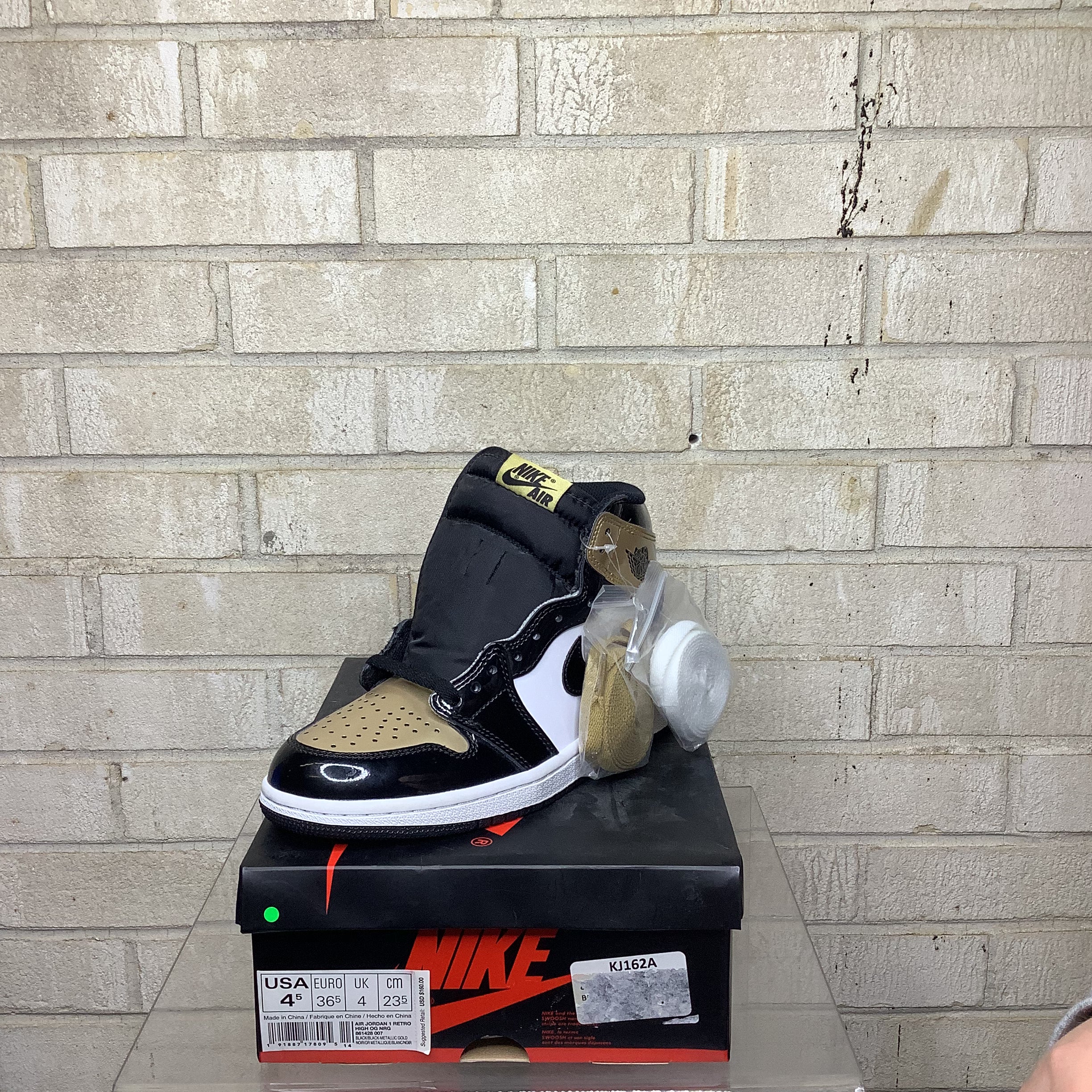 AIR JORDAN 1 GOLD TOE SIZE 4.5 861428-007