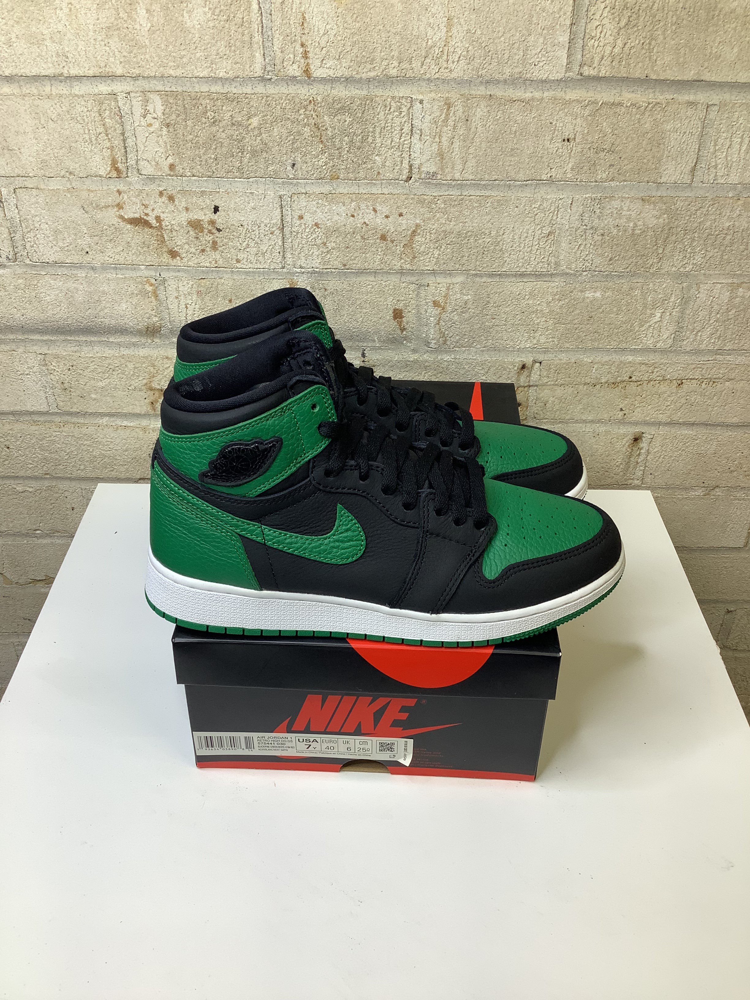 AIR JORDAN 1 PINE GREEN 2.0 SIZE 7Y 575441-030