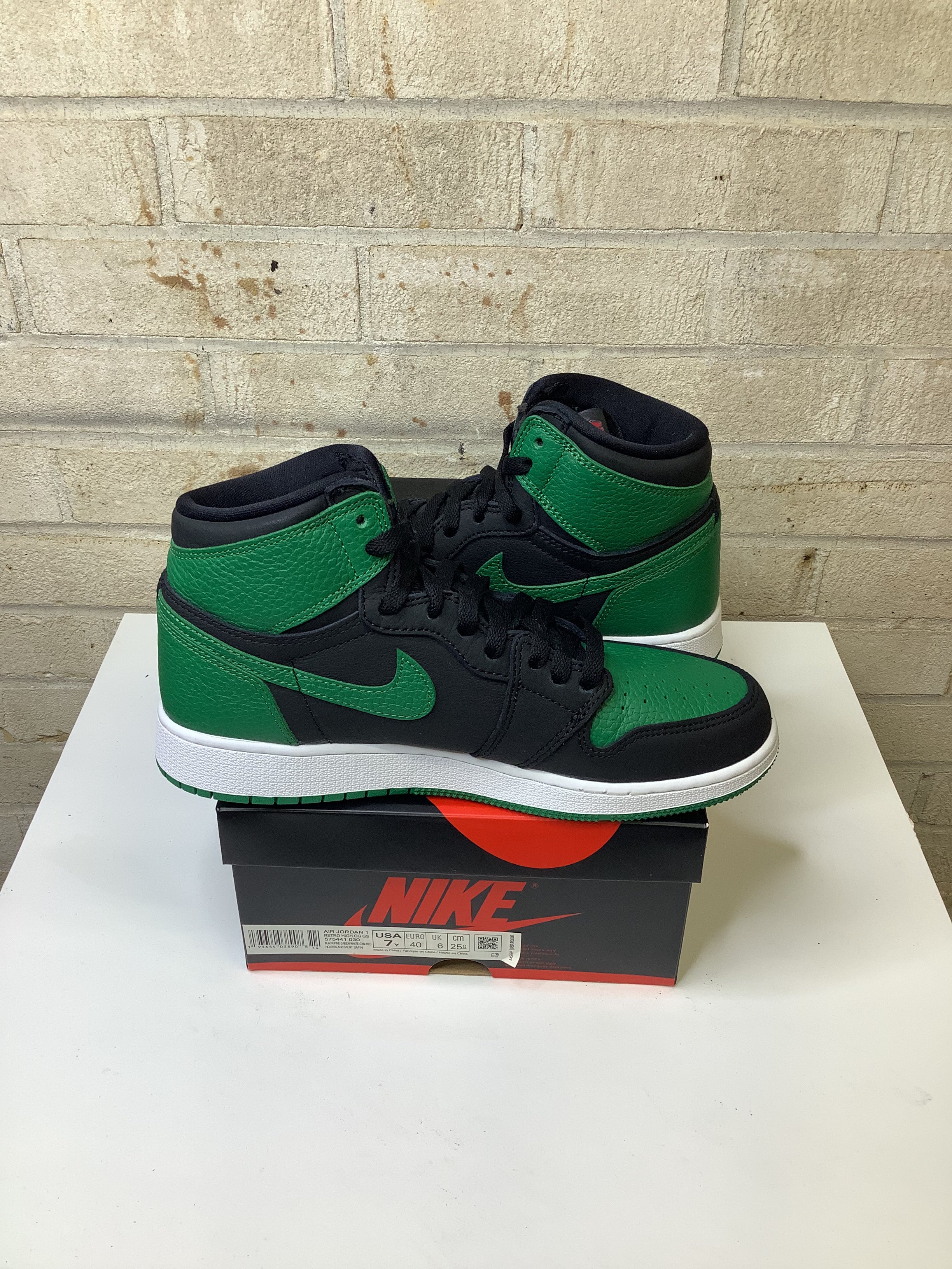 AIR JORDAN 1 PINE GREEN 2.0 SIZE 7Y 575441-030