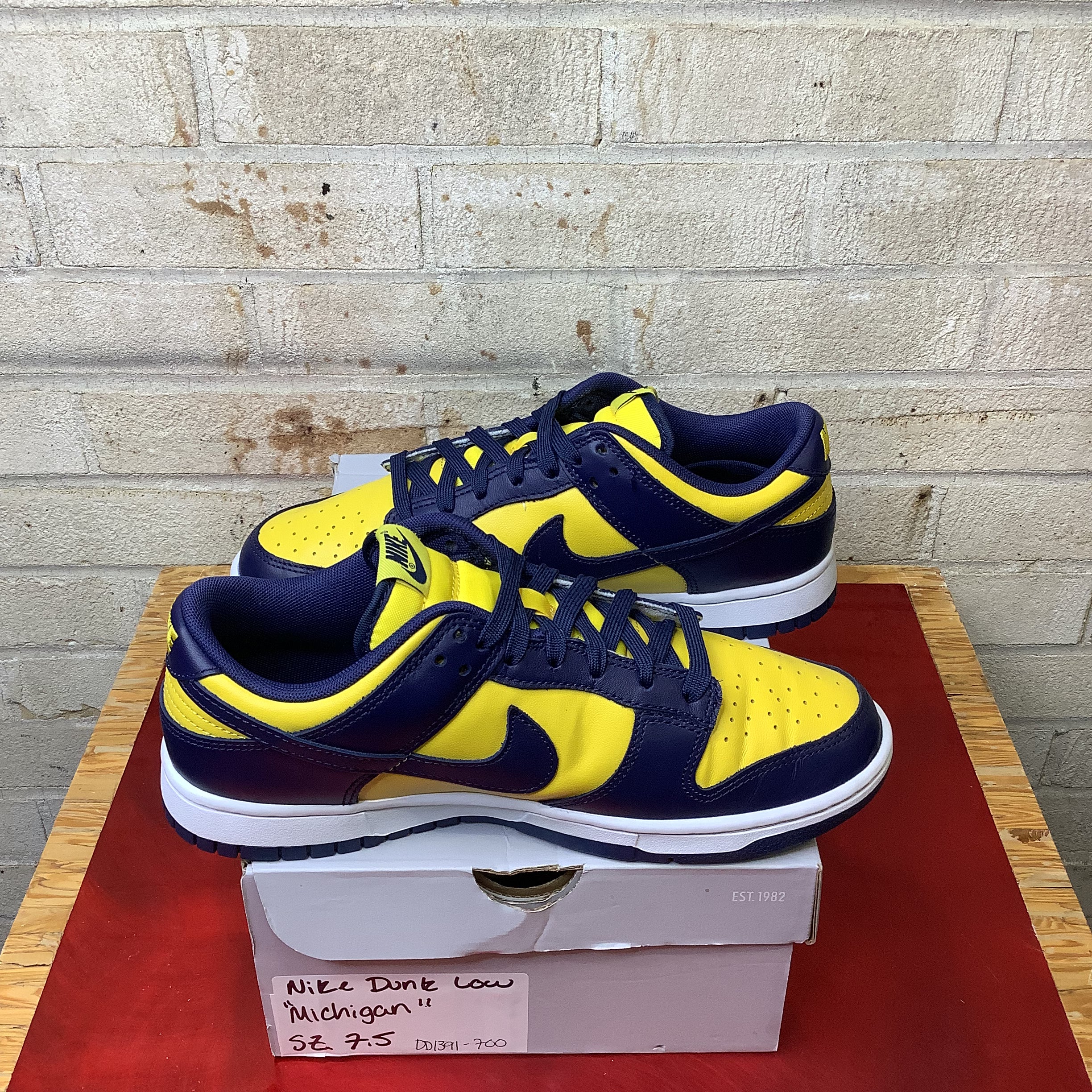 NIKE DUNK LOW MICHIGAN SIZE 7.5 DD1391-700