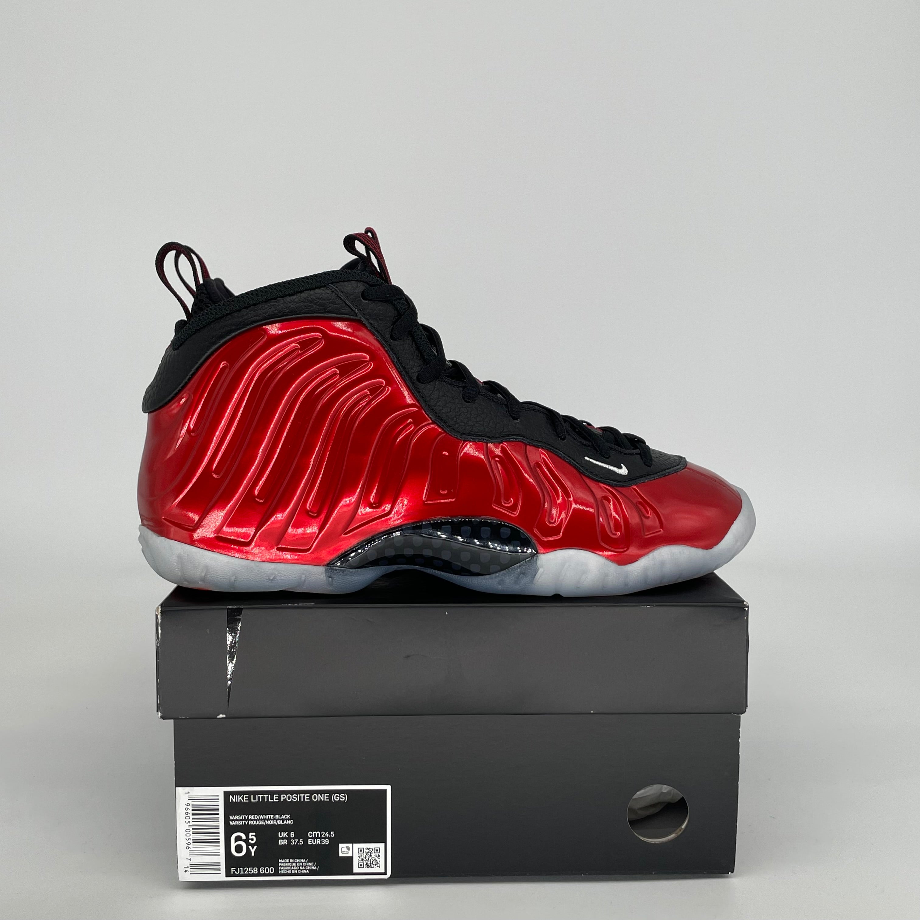 NIKE AIR FOAMPOSITE METALLIC RED SIZE 6.5Y FJ1258-600